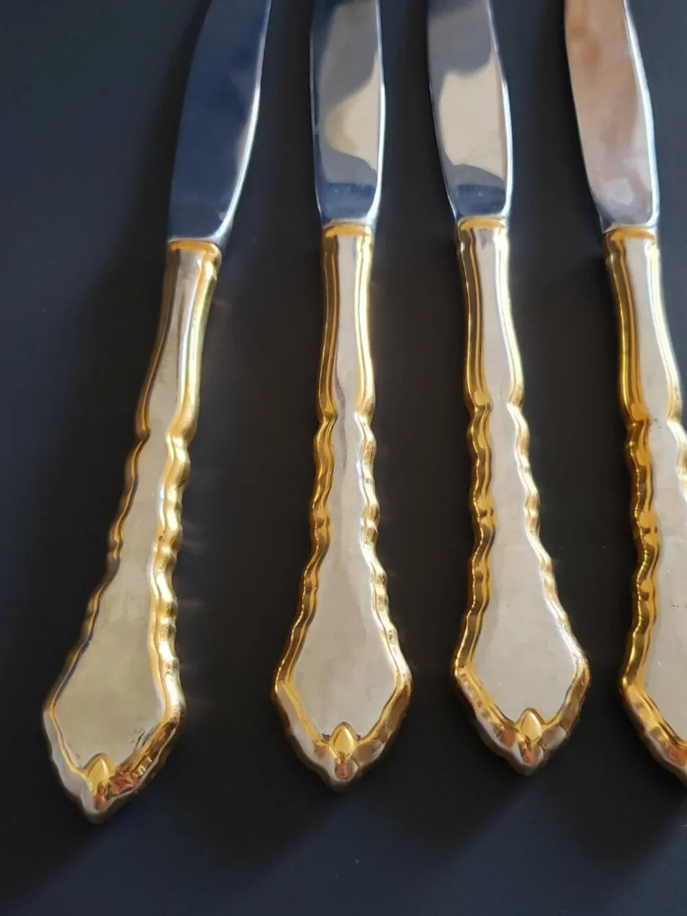 4pc Oneida GOLDEN ROYAL CHIPPENDALE Community Stainless Flatware Dinner Knife 9